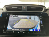 後方の様子を画面で確認でき、駐車時の周囲確認をサポートします。ガイド線も表示されるため、車庫入れや駐車スペースへの位置合わせを行う際に役立つ装備です。
