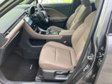 落ち着いた色調のシートと、手の届きやすい位置にまとまった運転席まわりが迎えます。前方の見通しも確保され、乗り降りの際にも室内の広がりを感じていただける空間です。