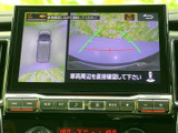 車両周辺を映像で確認できるモニターを備え、駐車時や狭い場所での取り回しをサポート。画面内の目安線も確認しながら、周囲への注意を促してくれます。