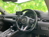 シンプルで使いやすい操作系が、スムーズな運転をサポート。快適な空間で、目的地までのドライブを楽しめます。