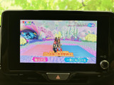 停車中にはテレビや映像を楽しめる画面を備え、待ち時間も車内で過ごしやすくなります。画面表示が見やすく、日常の休憩時にも活用いただける装備です。