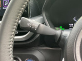 レバーに表示されたマークを確認しやすく、運転席から操作内容を把握しやすい仕様です。手の届きやすい位置に配置されているため、天候の変化に応じた操作も行いやすく、日常使いに便利です。