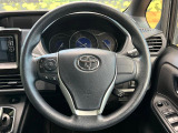 インテリアに合わせたデザインのステアリングは、運転される方のことも考え、運転しやすい形状、大きさです。是非一度、実際に触ってお確かめください。