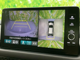 車両周囲と上方からの映像を画面で確認でき、駐車時の周辺確認をサポートします。ガイド表示もあり、状況を把握しながら操作しやすいので、狭い場所での駐車にも心強い装備です。