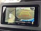後方の映像に加えて車両周辺の様子も確認でき、駐車時の安全確認をサポートします。画面上のガイド表示を目安にできるため、狭い場所での駐車にも役立つ装備です。