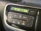 【オートエアコン】一度お好みの温度に設定すれば、車内の温度を検知し風量や温度を自動で調整。暑い&hellip;寒い&hellip;と何度もスイッチ操作をする必要はありません。快適な車内空間には必須の機能ですね♪