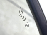 【ブラインドスポットモニター】走行中、ドアミラーの死角になりやすい箇所に後続車が接近するとサイドミラーのレンズに警告を表示!ドライバーに注意喚起をしてくれます。