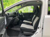 前席は左右で色を切り替えたシートと、見渡しやすい運転席まわりが特徴です。足元にもゆとりがあり、日常の移動を快適に支えてくれます。