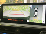 後方映像に加え、車両周囲を上から見た表示も確認できます。駐車時に周囲の状況を把握しやすく、画面内のガイド表示も目安になるため、切り返しをサポートします。