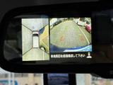 後方の映像に加え、車両周囲を上から見た表示も確認できるため、駐車時の安全確認に役立ちます。画面には進行方向の目安も表示され、周囲に気を配りながら駐車を進められる装備です。