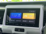 大きく見やすい画面にオーディオや行き先のメニューが表示され、目的の項目を確認しやすい構成です。Apple CarPlayとAndroid Autoの表示もあり、毎日の移動に便利な装備です。