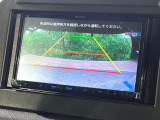 【バックカメラ】駐車時に後方がリアルタイム映像で確認できます。大型商業施設や立体駐車場での駐車時や、夜間のバック時に大活躍!運転スキルに関わらず、今や必須となった装備のひとつです!
