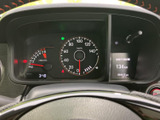 速度計や回転計、中央の情報表示が一か所にまとまり、運転中も必要な情報を確認しやすい配置です。視線移動を抑えやすく、日常の運転を支えます。