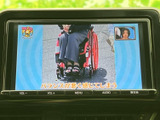 映像を表示できるモニターを備え、画面を通じて情報を確認できます。停車中の待ち時間などにも活用でき、車内で過ごす時間をより便利にサポートする装備です。