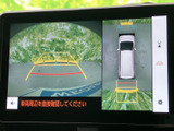 車両周辺を複数の視点から確認でき、駐車時や狭い場所での取り回しをサポートします。ガイド表示も備わり、周囲の状況を把握しながら慎重に操作したい場面で役立ちます。