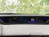 速度や走行に関する情報が運転席前方に集約され、視線を大きく動かさず確認しやすい配置です。表示が見やすく整理されており、運転中に必要な情報を把握する際に便利です。