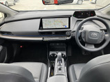 前席から見渡すと、運転席まわりから助手席まで視界が広がる室内です。画面やメーター類が目に入りやすく、乗員それぞれが落ち着いて過ごせるすっきりした空間です。