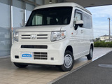 角のあるフロントマスクとすっきりしたボディラインが印象的。白い車体に各部の輪郭が映え、親しみやすさと実用的な雰囲気を感じさせる佇まいです。前照灯の形状も明快で、夜間の存在感にも期待できます。