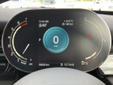 速度や各種車両情報が中央にまとまり、運転中も視線を大きく動かさず確認しやすい表示です。必要な情報をひと目で把握しやすく、日々の運転をサポートします。