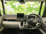 前方は大きな窓から光が入り、視界の広さを感じられる運転席まわりです。ゆったりとした座席とすっきりした配置で、毎日の移動も心地よく過ごせます。