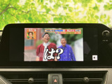 テレビ番組を画面で視聴でき、停車中の休憩時間や待ち合わせの合間にも活用いただけます。映像が見やすく、車内で過ごすひとときに楽しみを添える装備として、日常のさまざまな場面で便利です。
