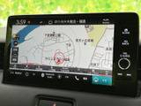 道路や周辺施設が画面上に表示され、目的地までのルート確認に役立ちます。地図を見ながら行き先を把握しやすく、初めての場所へ向かう際にも便利です。