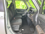 前席はゆとりを感じる空間で、運転席から前方や周囲を見渡しやすいレイアウトです。座面と背もたれは落ち着いた色合いでまとめられ、乗り降りの際も室内をすっきり感じられます。