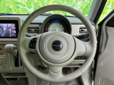 握りやすい形状のステアリングに操作ボタンを備え、運転姿勢を保ちながら手元で扱える配置です。メーター類も正面にまとまり、運転中に確認しやすい環境です。