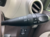 レバーに表示されたマークが確認しやすく、運転席から必要な操作を把握しやすい設計です。手元で扱える位置にあり、運転中の視線移動を抑えやすい装備です。