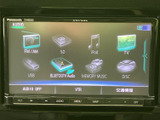 FM・AMやUSB、Bluetooth Audioなど、音源の選択肢が画面に並びます。表示を見ながら希望する項目を選べるため、日々の音楽再生にも活用しやすい装備です。