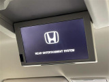 【9型フリップダウンモニター】9インチの純正後席フリップダウンモニターを装備。家族や仲間との長距離ドライブも、このモニターがあればさらに盛り上がりますね!
