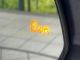 【ブラインドスポットモニター】走行中、ドアミラーの死角になりやすい箇所に後続車が接近するとサイドミラーのレンズに警告を表示!ドライバーに注意喚起をしてくれます。