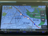 地図上に周辺の道路や施設名が表示され、現在地周辺の位置関係を確認しやすい画面です。縮尺や詳細表示のメニューも備わり、目的地までのルート確認や初めて訪れる場所への移動をサポートします。