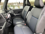 前席は座面と背もたれにゆとりがあり、運転席・助手席ともに落ち着いて座れるつくりです。前方や側方の見通しも確保され、日常の移動を快適にお過ごしいただけます。