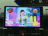 停車中にテレビ番組などの映像を楽しめる画面を装備。見やすい位置にあり、待ち時間のひとときも車内で快適にお過ごしいただけます。