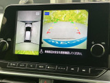 後方の映像に加え、車両周辺を俯瞰した表示も確認できます。駐車時などに周囲を確認する際に役立ち、目視とあわせた安全確認をサポートします。