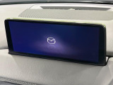 【10.25インチマツダコネクト】車内の雰囲気にマッチした大型ディスプレイ。スマホ接続でのナビ使用やBluetooth再生等、様々な機能が楽しめます。直感的なダイヤル操作が可能で、使い勝手も良好です。