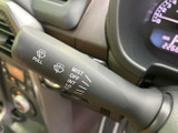 ワイパーの作動位置がレバーに表示されており、必要な設定を目で確かめやすい仕様です。雨天時なども手元で操作を確認しやすく、日常の運転をサポートします。