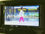 画面が見やすい位置に備わり、表示内容を確認しやすいモニターです。映像や案内などを画面で扱えるため、停車中の待ち時間にも活用でき、日々の車内で便利にお使いいただけます。