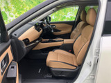 運転席と助手席を明るい色合いで統一し、座ったときにも開放感のある室内です。前方の見通しがよく、シートに腰掛けた際の落ち着きも魅力。毎日の移動をゆったり楽しめる空間に仕上がっています。