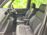 運転席と助手席は、身体を支えるシート形状とアームレストで落ち着いて過ごせる空間です。前方の見通しもよく、乗り降り後もゆったりとした姿勢でお過ごしいただけます。