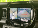 後方の映像と車両周囲の様子を画面で確認でき、駐車時の周辺把握に役立ちます。ガイド表示もあり、車庫入れや狭い場所での駐車をサポートする便利な装備です。