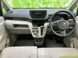 運転席からメーターやセンターまわりを見渡しやすく、前方の視界も広々としています。明るい色合いのシートと内装で圧迫感が少なく、乗り込む方にも親しみやすい空間です。
