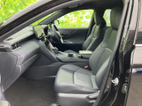 前席は身体を支えるシート形状で、ゆったりと座れる室内空間です。運転席まわりは視界を確保しやすい配置で、助手席側にも開放感があり、日々の移動を快適に過ごせる雰囲気が整っています。