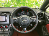 手元には複数のスイッチが配置され、運転姿勢を保ったまま車内機能へアクセスしやすい設計です。握りやすい形状で、日々の運転時にも自然に手になじむ印象です。