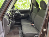 前席は左右に並んだシートで、落ち着いた色合いが室内に自然になじみます。運転席から前方を見渡せる配置で、助手席にも足元のスペースがあり、ふたりでの移動にも便利です。