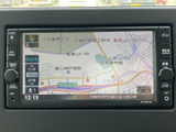 地図を画面上で確認でき、目的地までのルートを把握したいときに便利です。現在地や周辺の道路を見ながら行き先を設定でき、初めての場所へのお出かけもサポートします。