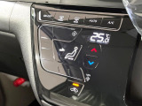 【オートエアコン】一度お好みの温度に設定すれば、車内の温度を検知し風量や温度を自動で調整。暑い&hellip;寒い&hellip;と何度もスイッチ操作をする必要はありません。快適な車内空間には必須の機能ですね♪