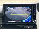 後方の様子を画面で確認でき、駐車時の後退や車庫入れをサポートします。ガイド線も表示されるため、周囲の状況を確かめながら、落ち着いて位置合わせを行えます。