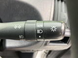 レバーには各種表示がまとめられ、機能を目で確認しやすい配置です。運転席から手の届く位置にあり、日々の運転で必要な操作を自然に行いやすい装備です。